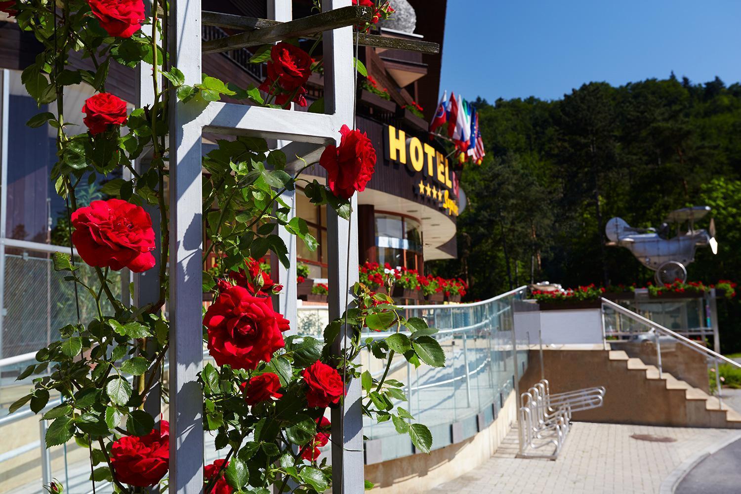 Hotel Eroplan Roznov pod Radhostem Exterior photo