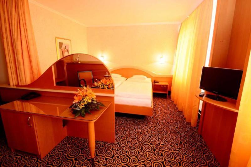 Hotel Eroplan Roznov pod Radhostem Exterior photo